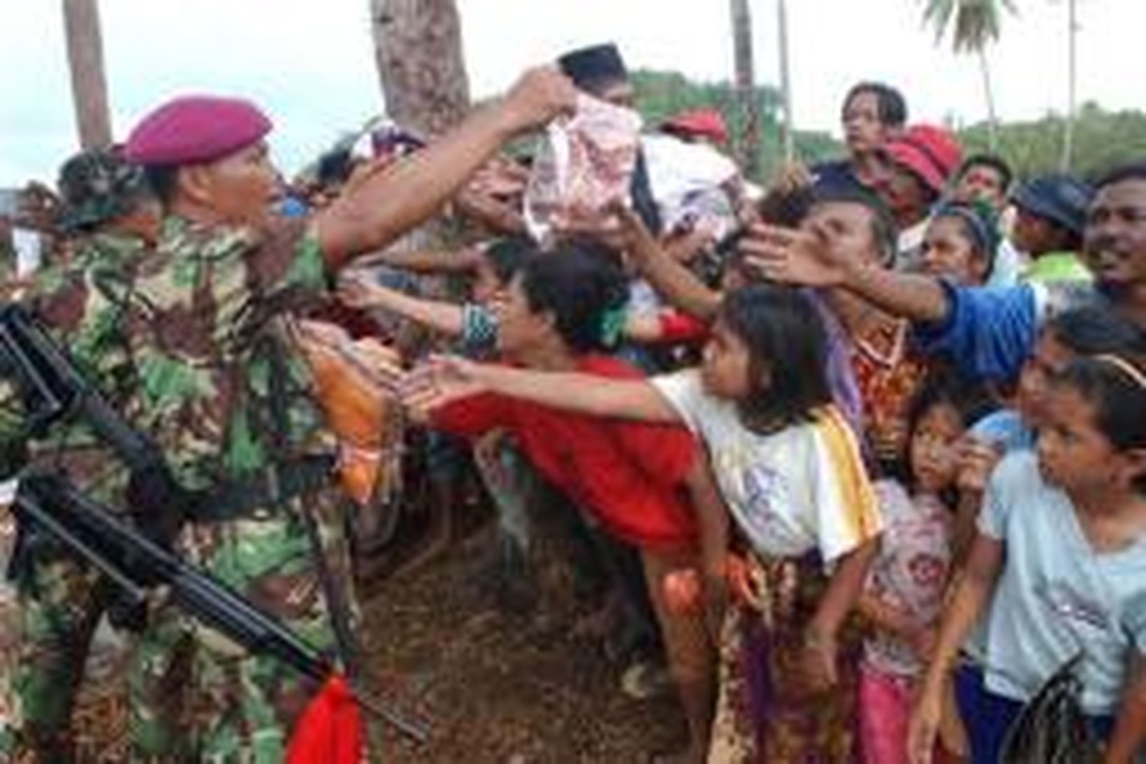 Indónesískir hermenn dreifa fötum í neyðarbúðum í Calang í Aceh …