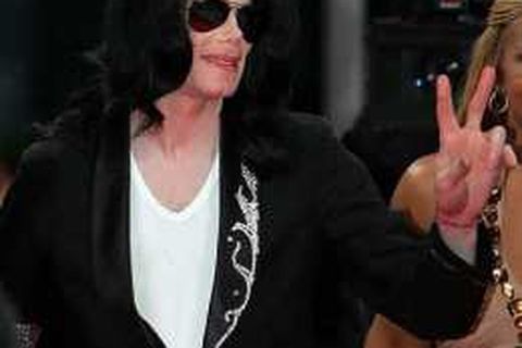 Michael Jackson smellir tveimur fingrum upp til himna á MTV-tónlistarhátíð sem var haldin í Japan …
