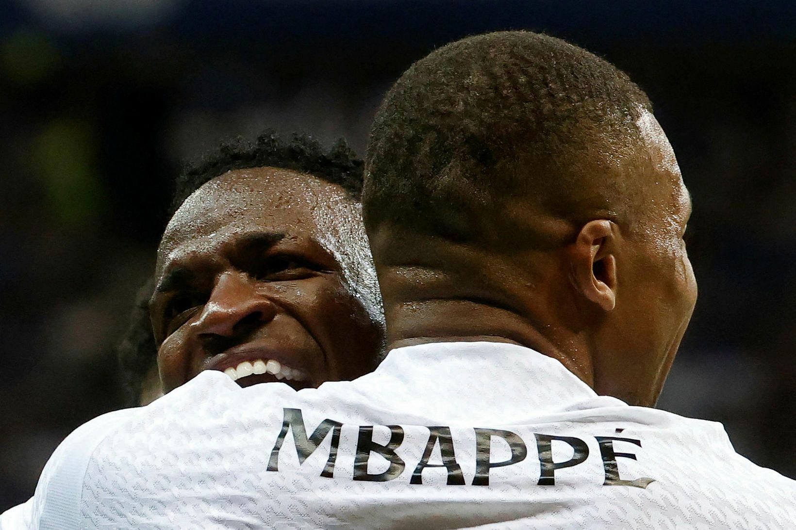 Vinicius Júnior faðmar Kylian Mbappé.