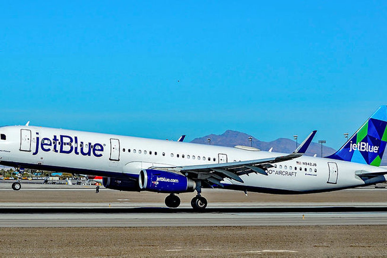 Bandaríska flugfélagið JetBlue hyggst fresta kaupum á Airbus-flugvélum.
