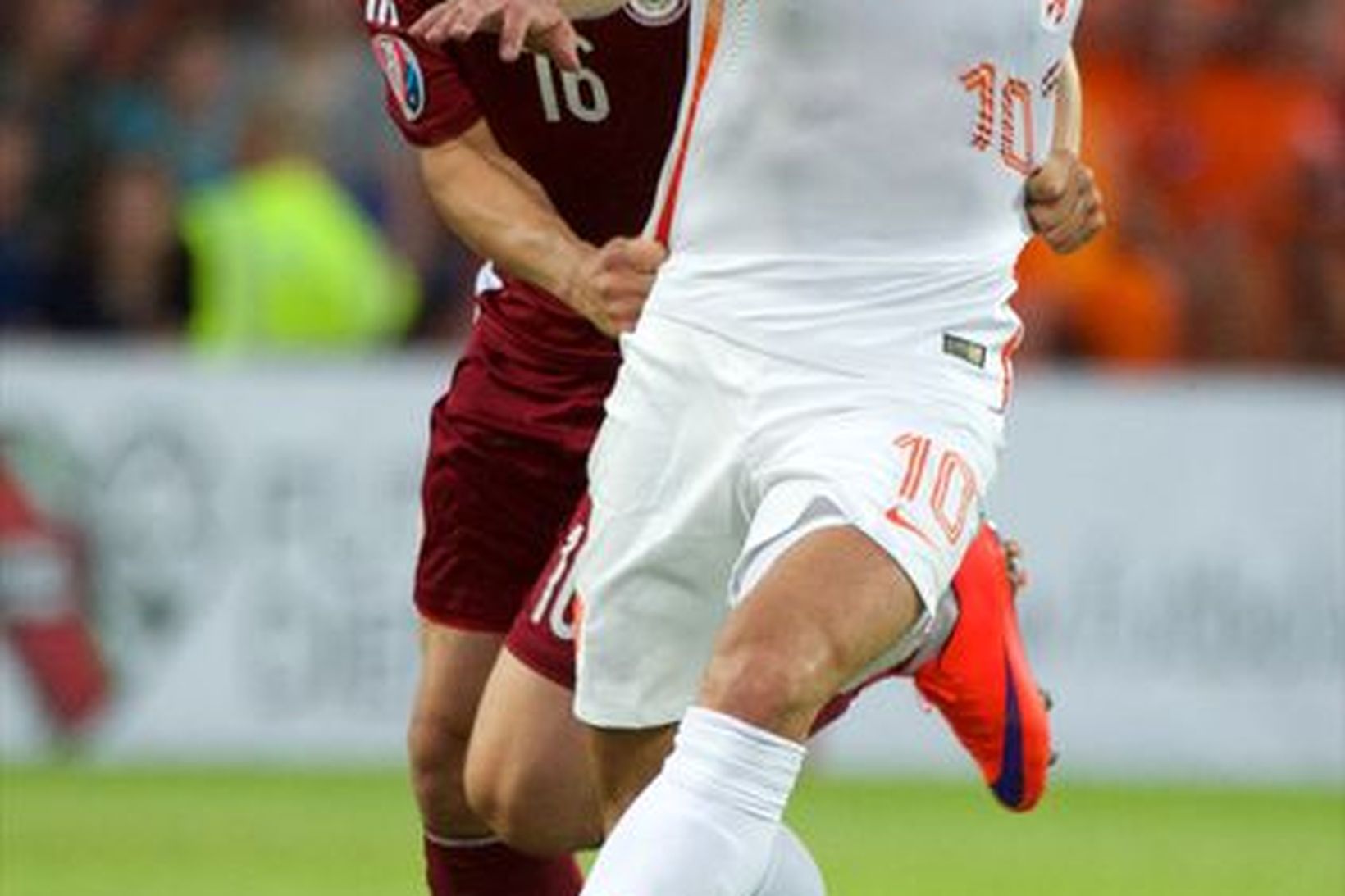 Robin van Persie í leiknum gegn Lettlandi í kvöld.