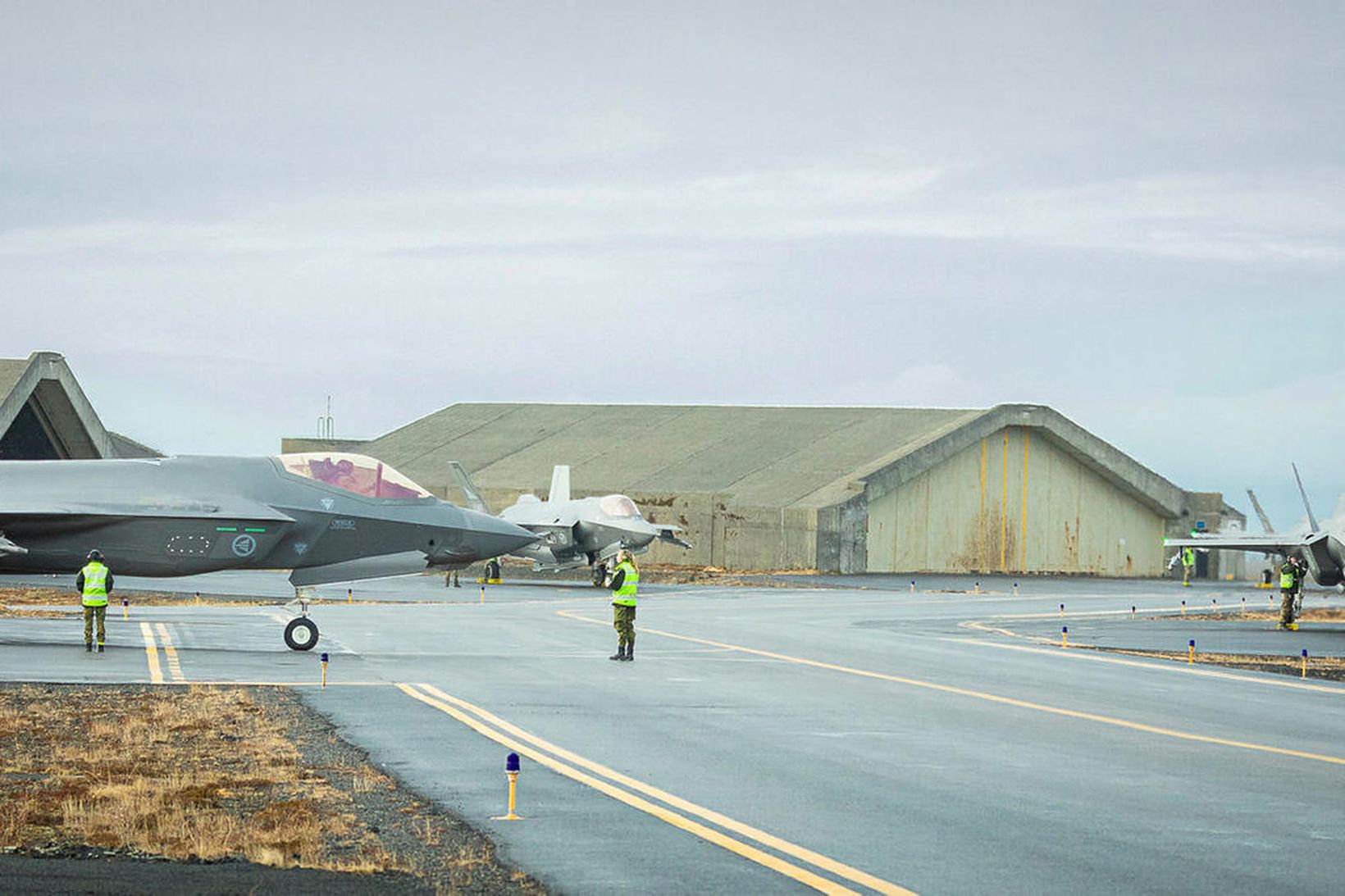 Norskar F-35 orrustuþotur í Keflavík. Í bakgrunni má sjá sprengjuheld …