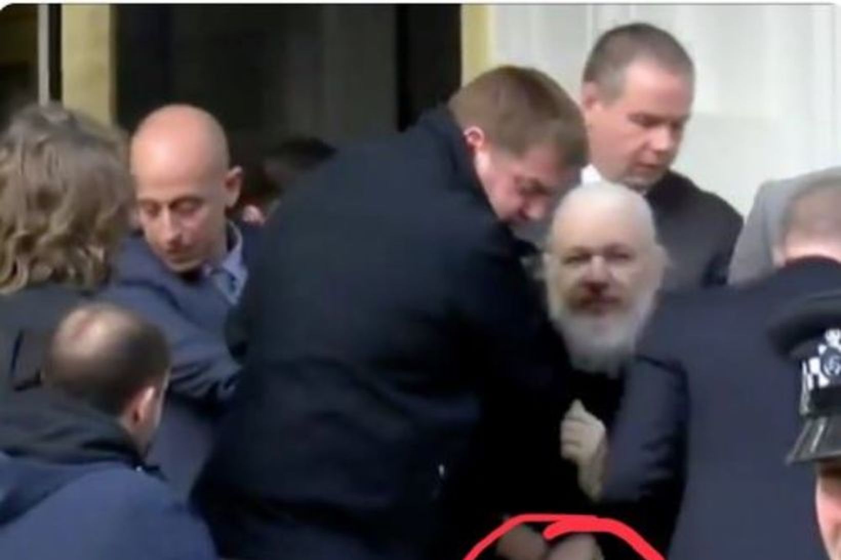 Bókin sést greinilega í höndum Assange á myndinni.