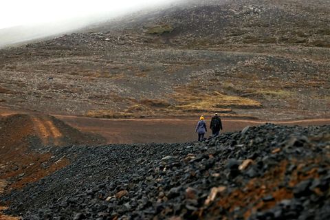 Hægst hef­ur ör­lítið á landrisi við Sund­hnúkagígaröðina og dag­leg­um skjálft­um fjölg­ar enn.