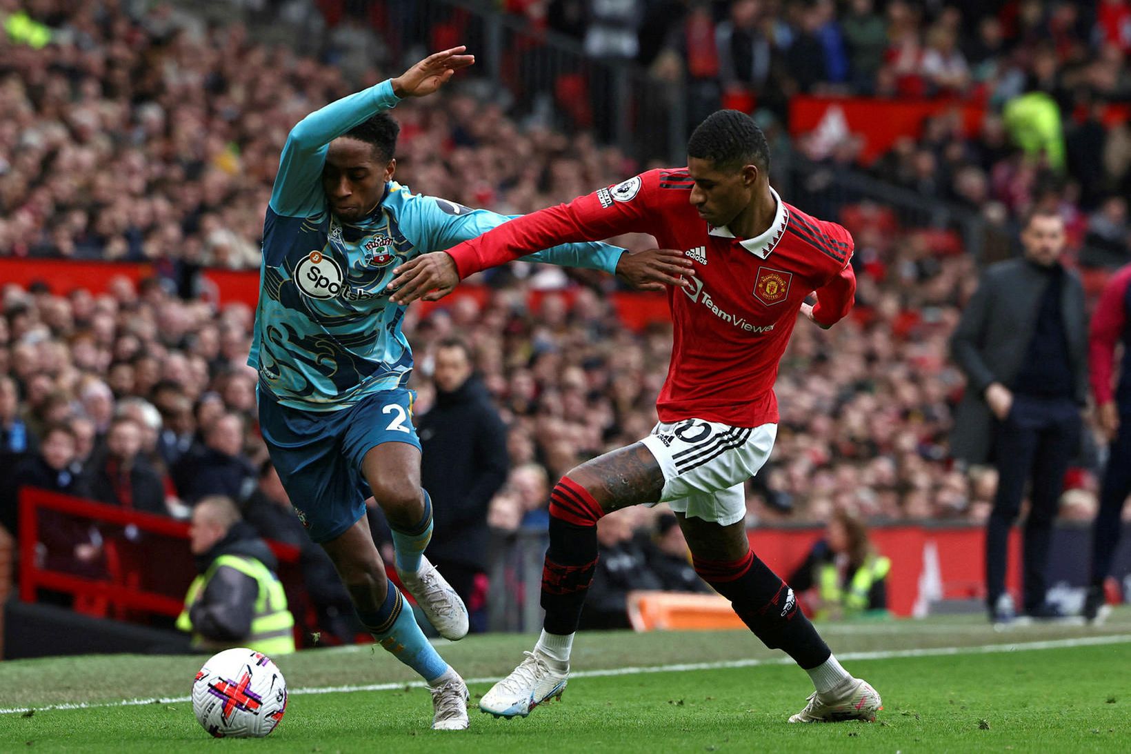 Kyle Walker-Peters í baráttu við Marcus Rashford.