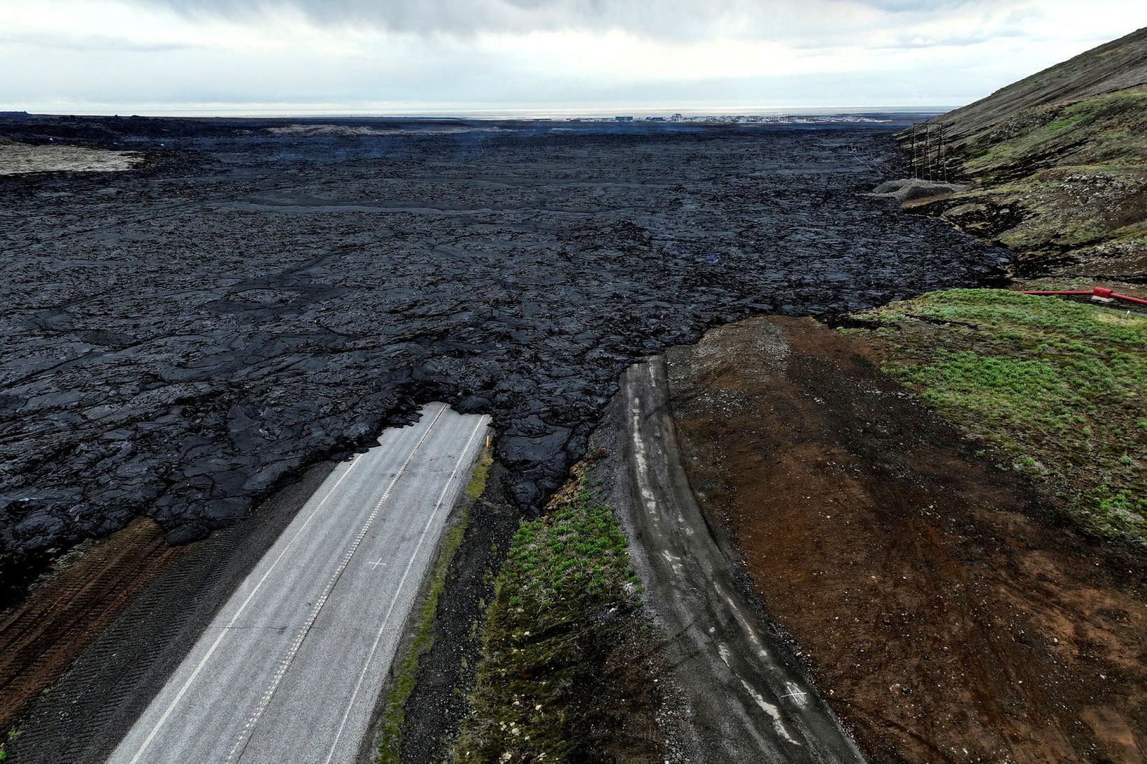 Hraun hefur runnið yfir vegi í grennd við Grindavík.