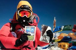 Vilborg Arna Gissurardóttir með bókina um Gísla frá Uppsölum á toppi Everest.