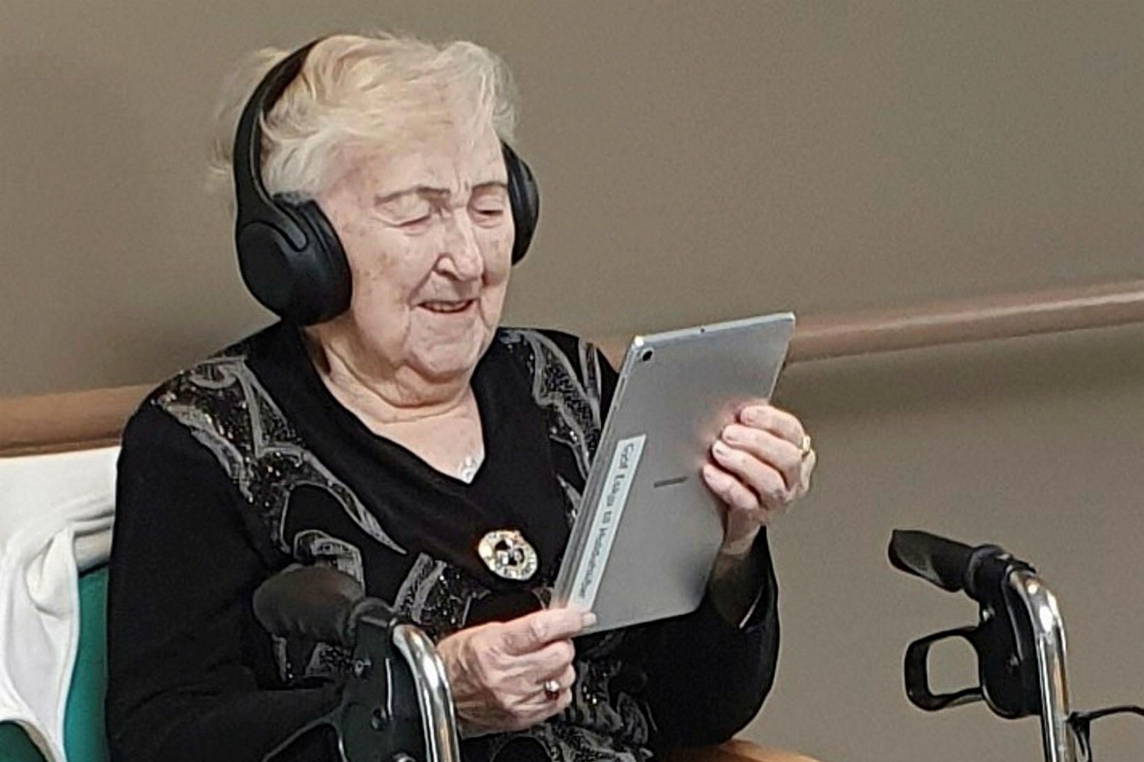 Anna Hallgrímsdóttir, 102 ára íbúi á Hulduhlíð á Eskifirði, á …