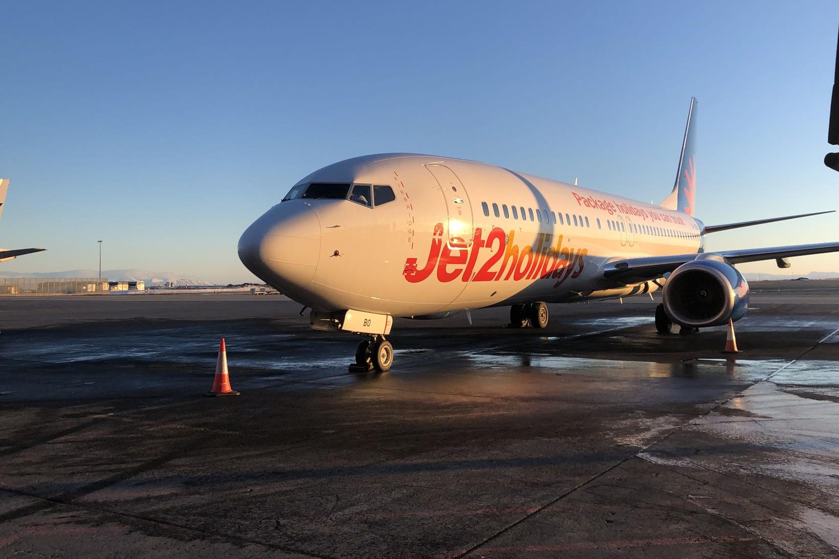 Frá fyrsta flugi Jet2.com til Keflavíkur 7. febrúar í fyrra.