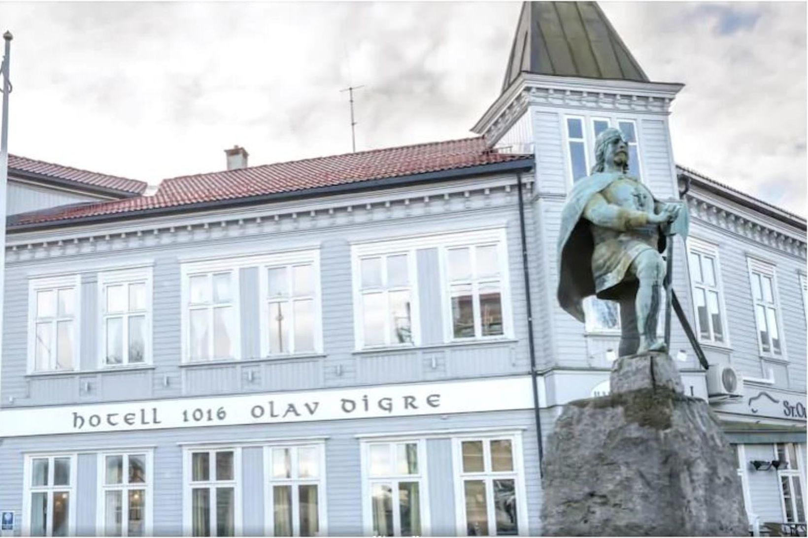 Stúlkan fannst látin á Hotel Olav Digre í Sarpsborg á …