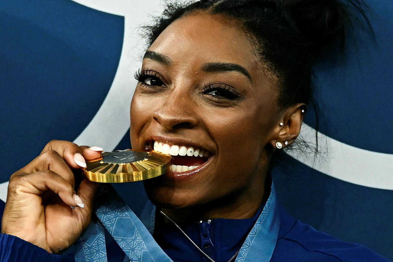 Simone Biles með eina af gullmedalíum sínum á Ólympíuleikunum í …