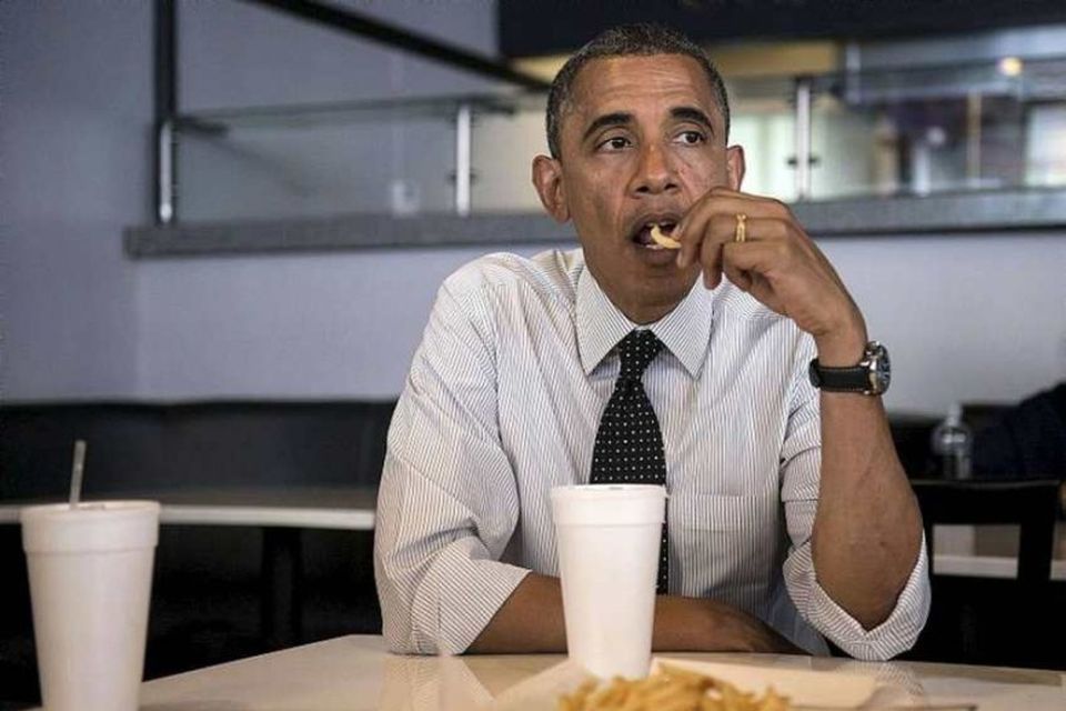 Barack Obama forseti stingur upp í sig franskri kartöflu á kosningafundi með stuðningsmönnum sínum á …