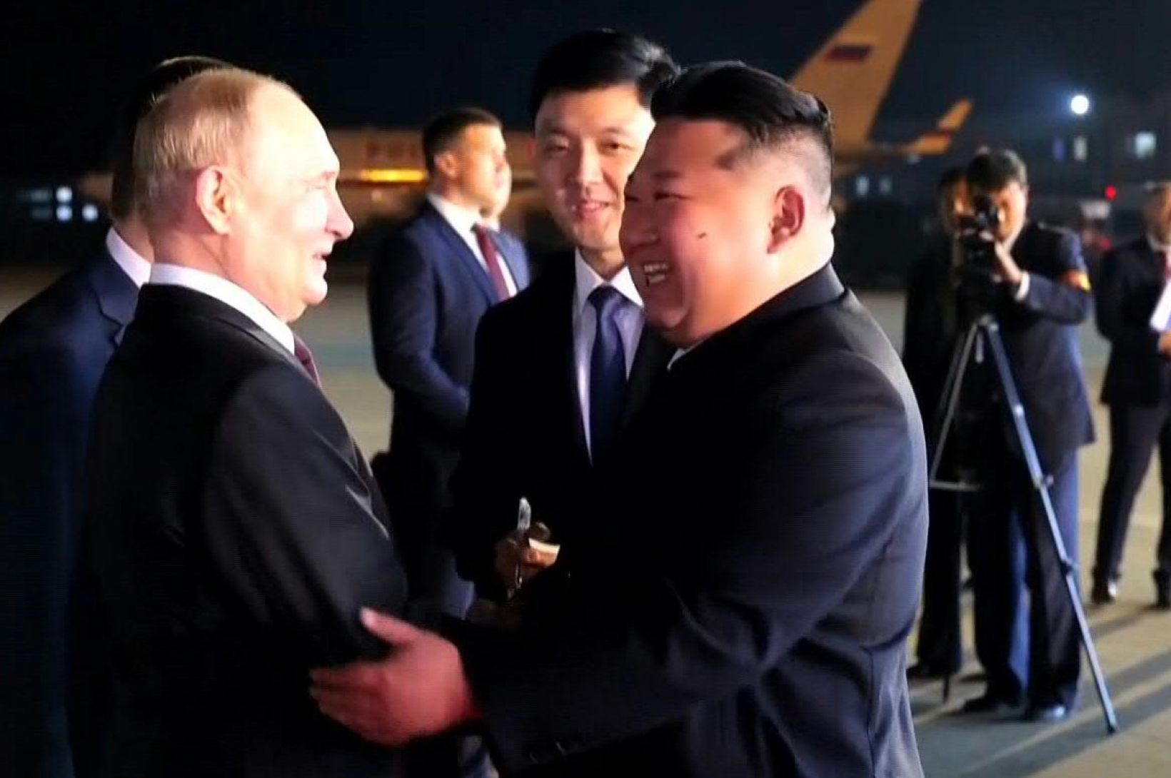 Pútín og Kim Jong Un skrifa undir varnarsamning