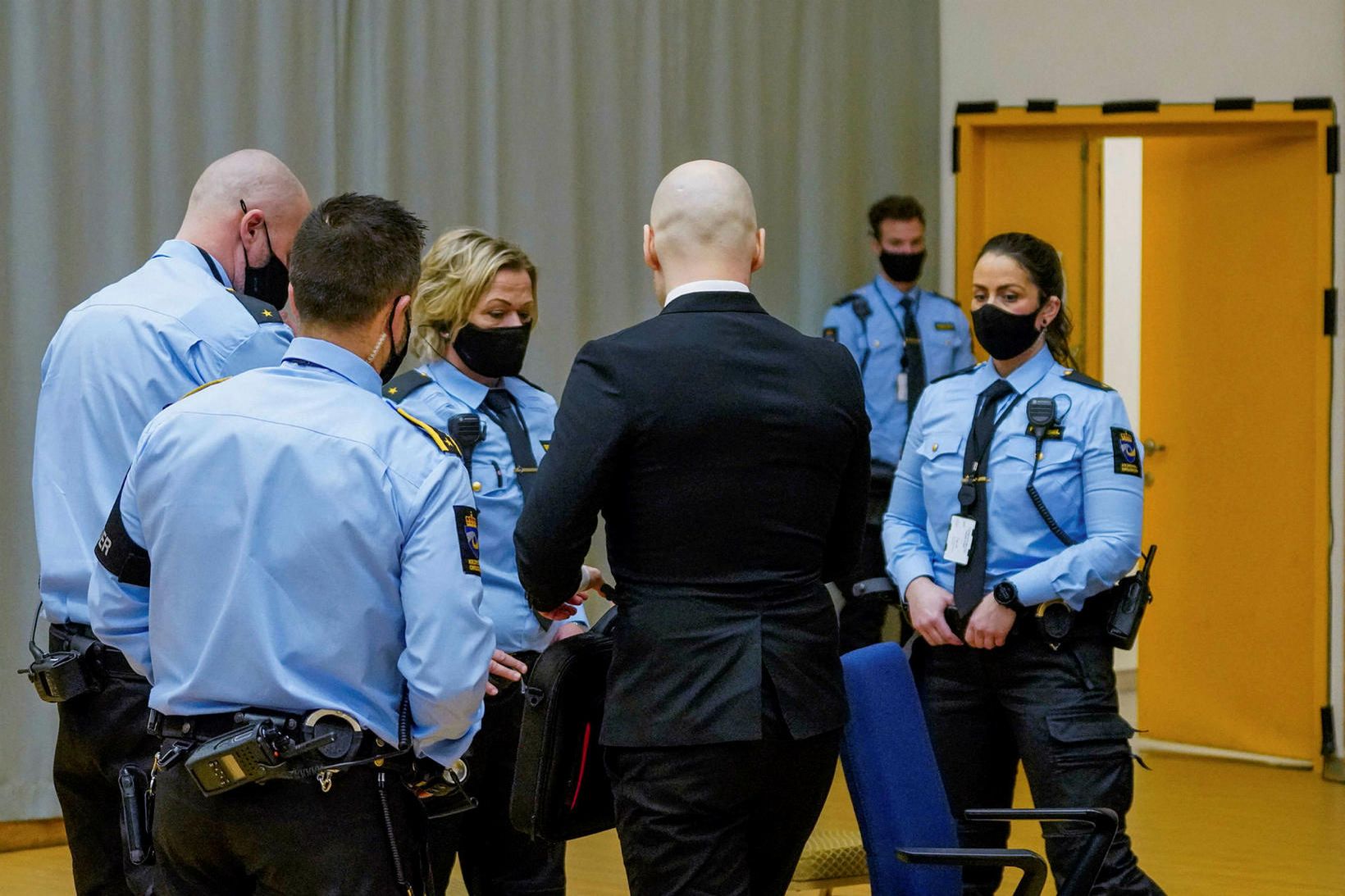 Anders Behring Breivik sést hér umkringdur laganna vörðum í Skien-fangelsinu …