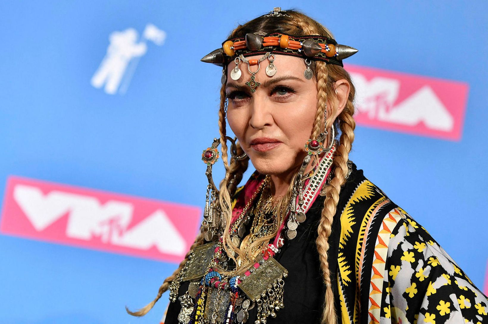 Poppdrottningin Madonna datt á sviðinu