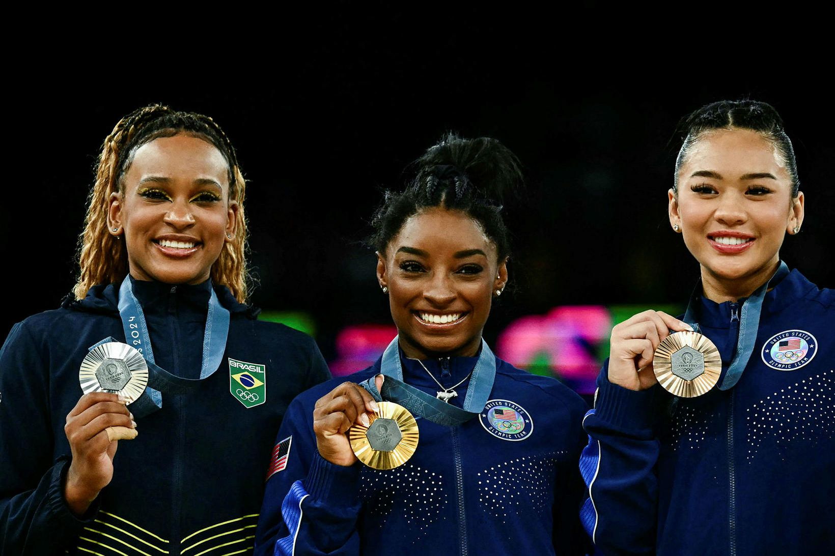 Rebeca Andrade, Simone Biles og Sunisa Lee sem lentu í …