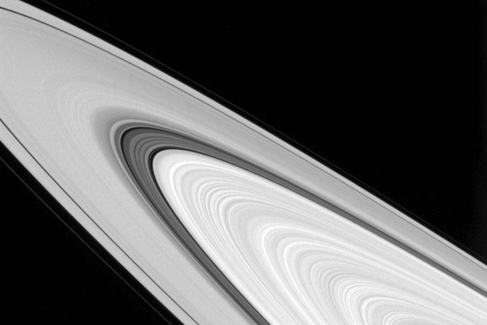Cassini mun fljúga rétt við ystu brún hringja Satúrnusar næstu …