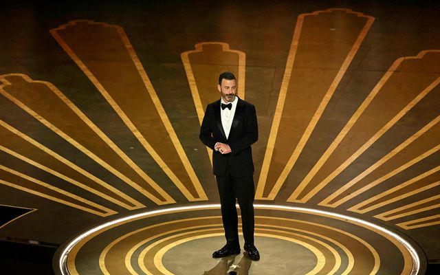 Jimmy Kimmel snýr aftur á svið Dolby-hallarinnar.