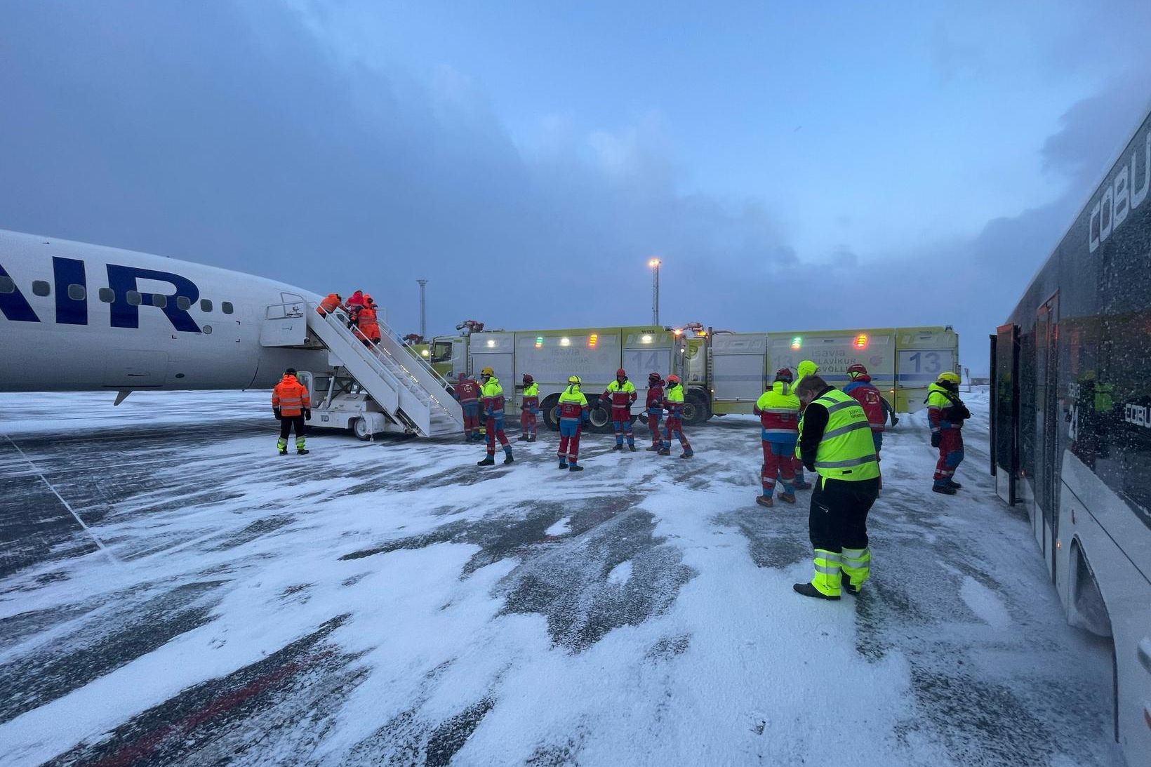 Björgunarsveitarfólk aðstoðar á flugvellinum fyrr í dag.