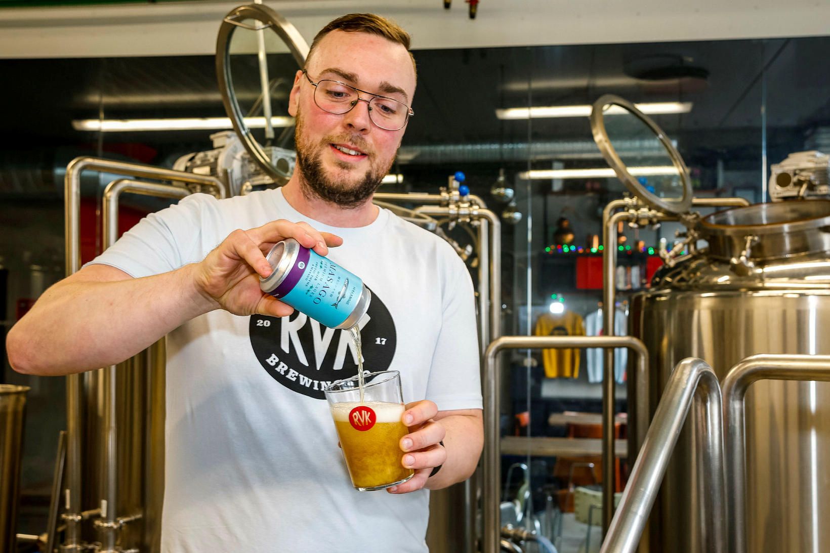 Hjalti Einarsson, bruggari hjá RVK brewing co., með þær fáu …