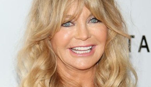 Goldie Hawn biður eldri borgara að vera heima