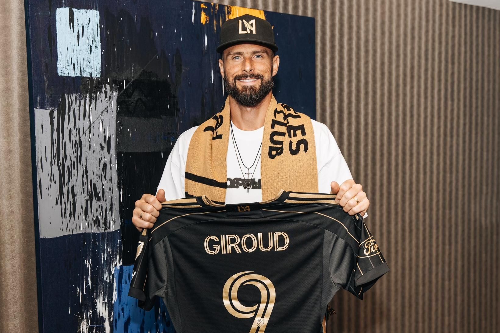 Olivier Giroud fær treyju númer níu.