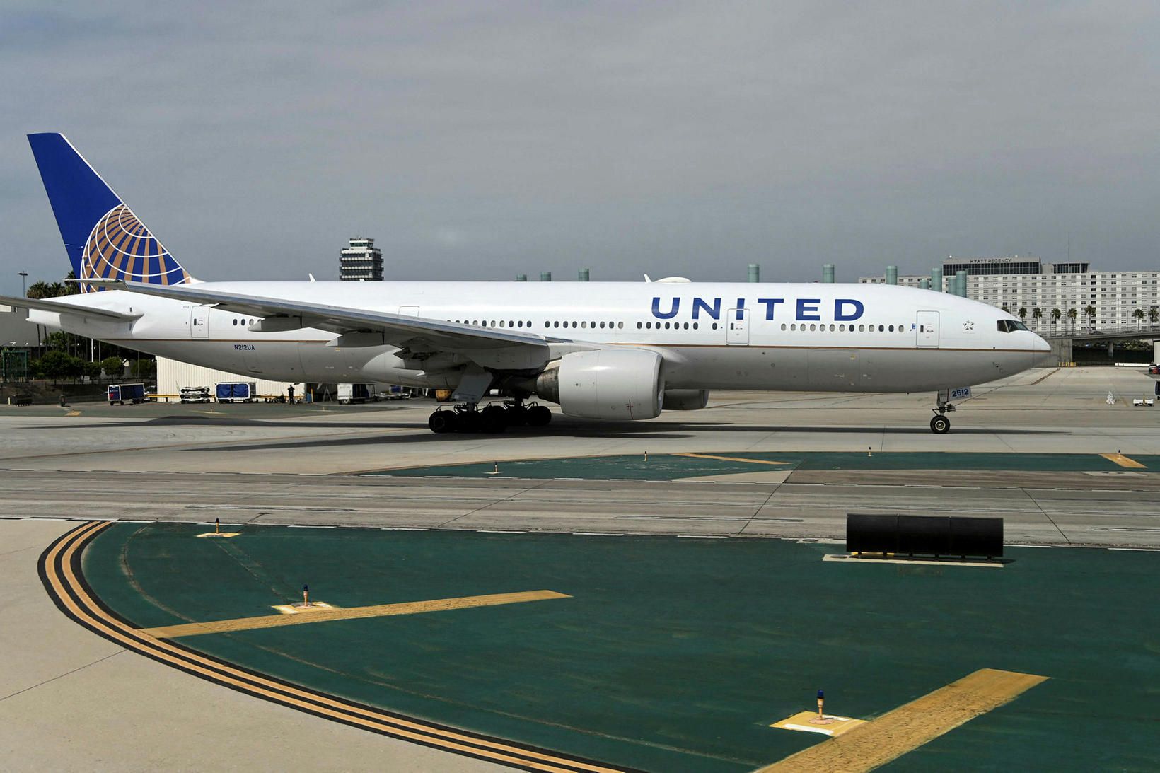 Flugvél United Airlines á LAX-flugvellinum í Los Angeles.