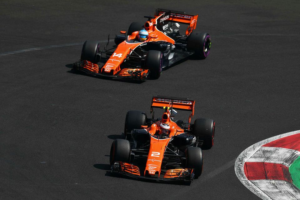 McLaren ökumennirnir Stoffel Vandoorne (nær) og Fernando Alonso á ferð í tímatöku kappakstursins í Mexíkóborg.