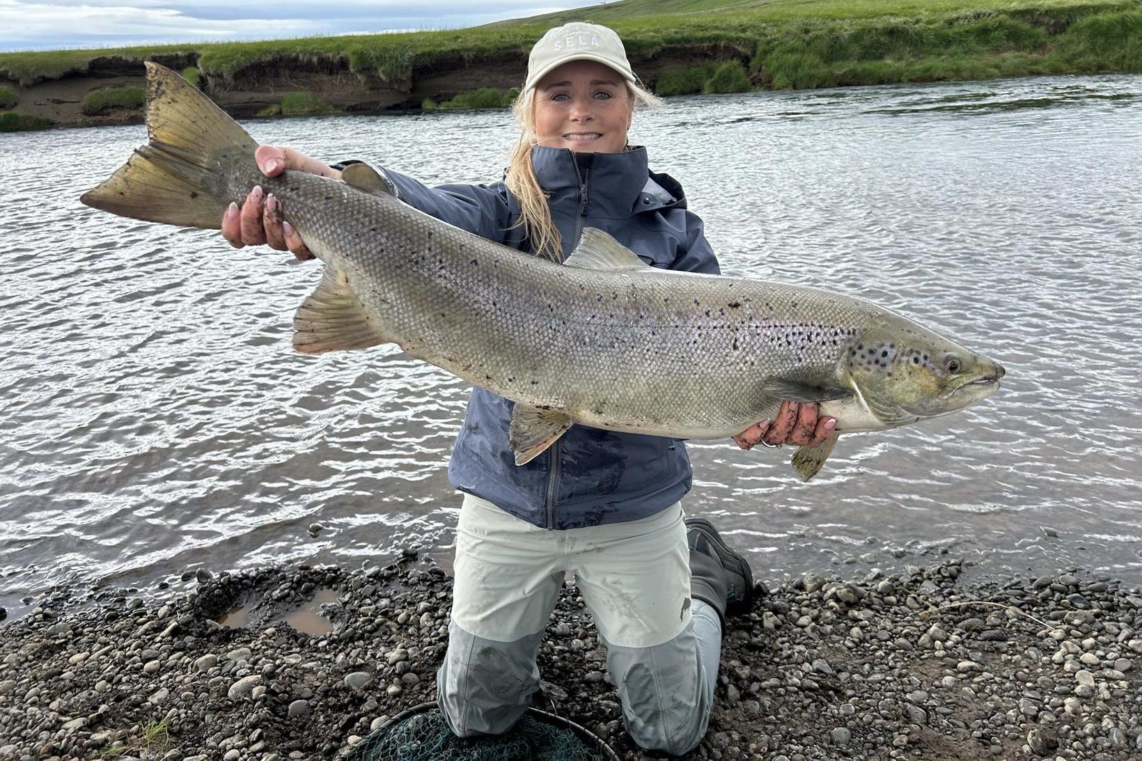 Ragnheiður Þengilsdóttir með þann stærsta sem veiðst hefur í Víðidalsá …