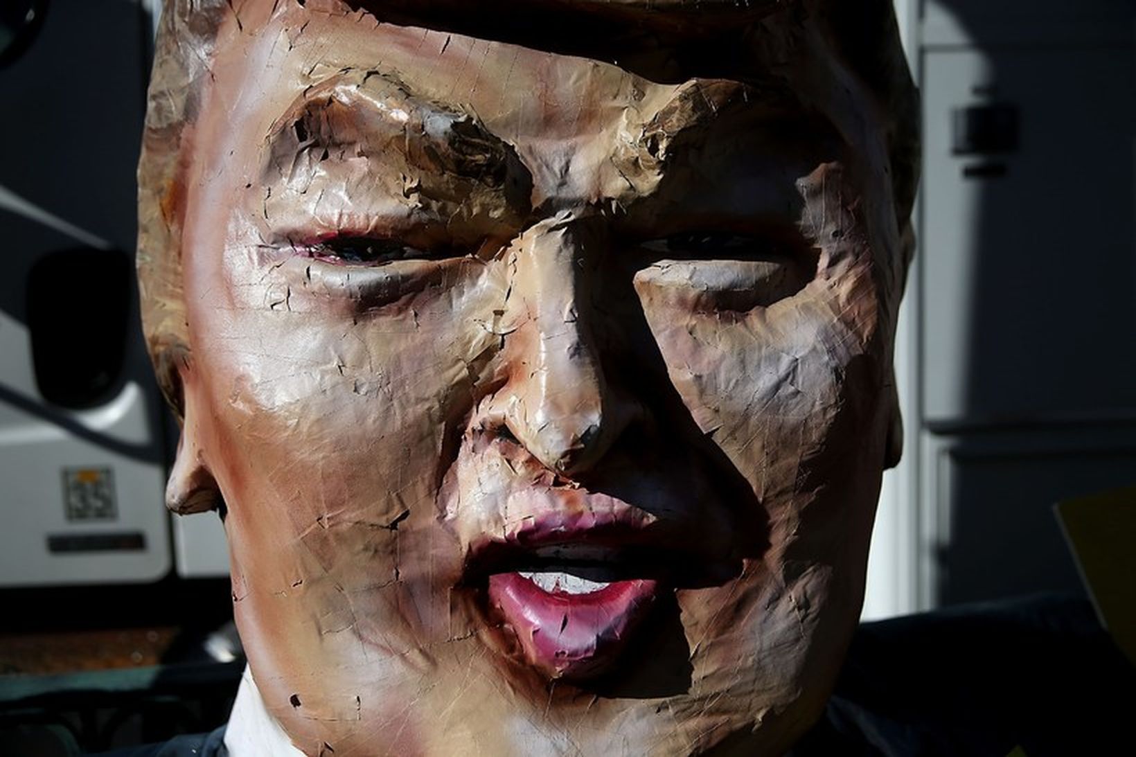 Pappamassa-skúlptúr af Donald Trump. Frambjóðandinn sækir enn í sig veðrið …