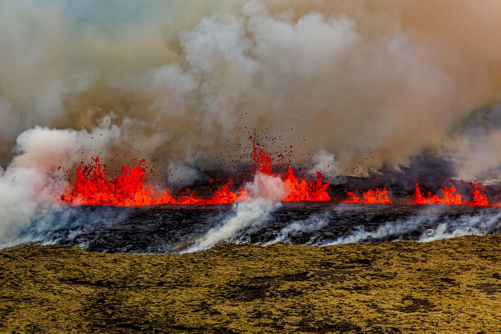 Gamla hraunið er allt komið undir það nýja.