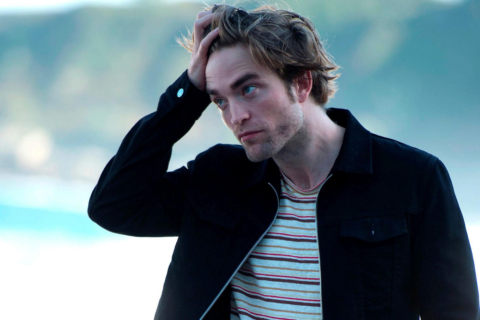 Robert Pattinson á góðri stundu í myndatöku.