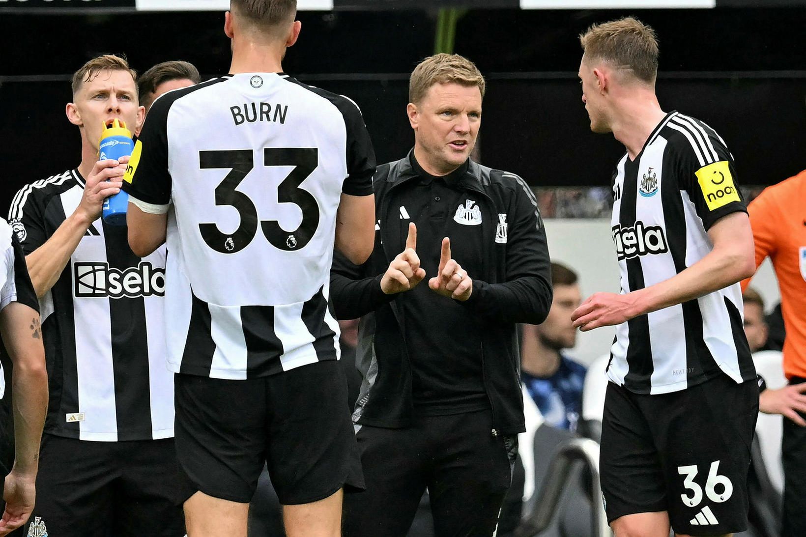 Eddie Howe ræðir við sína menn hjá Newcastle.