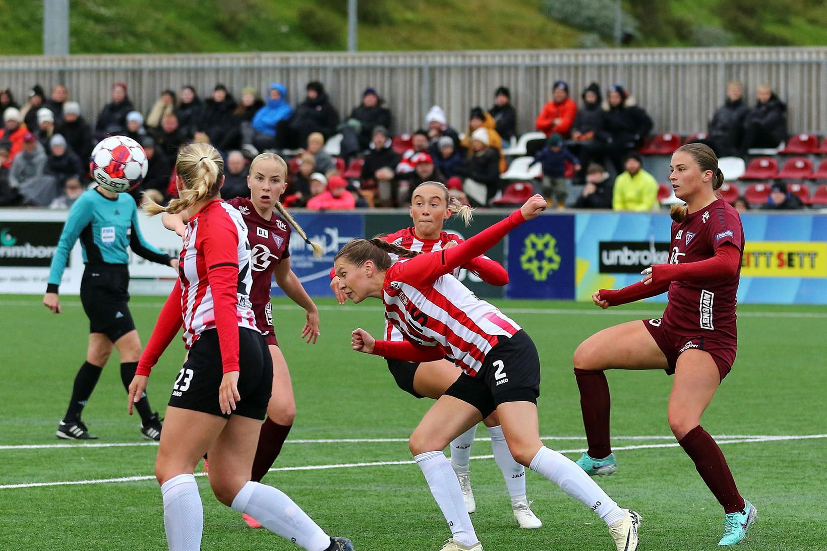 Sóley María Steinarsdóttir stangar boltann í burtu.