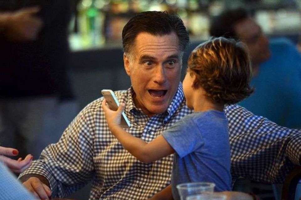 Mitt Romney ræðir málin við barnabarn sitt, Miles, við fjölskyldukvöldverð í Flórída í lok október. …