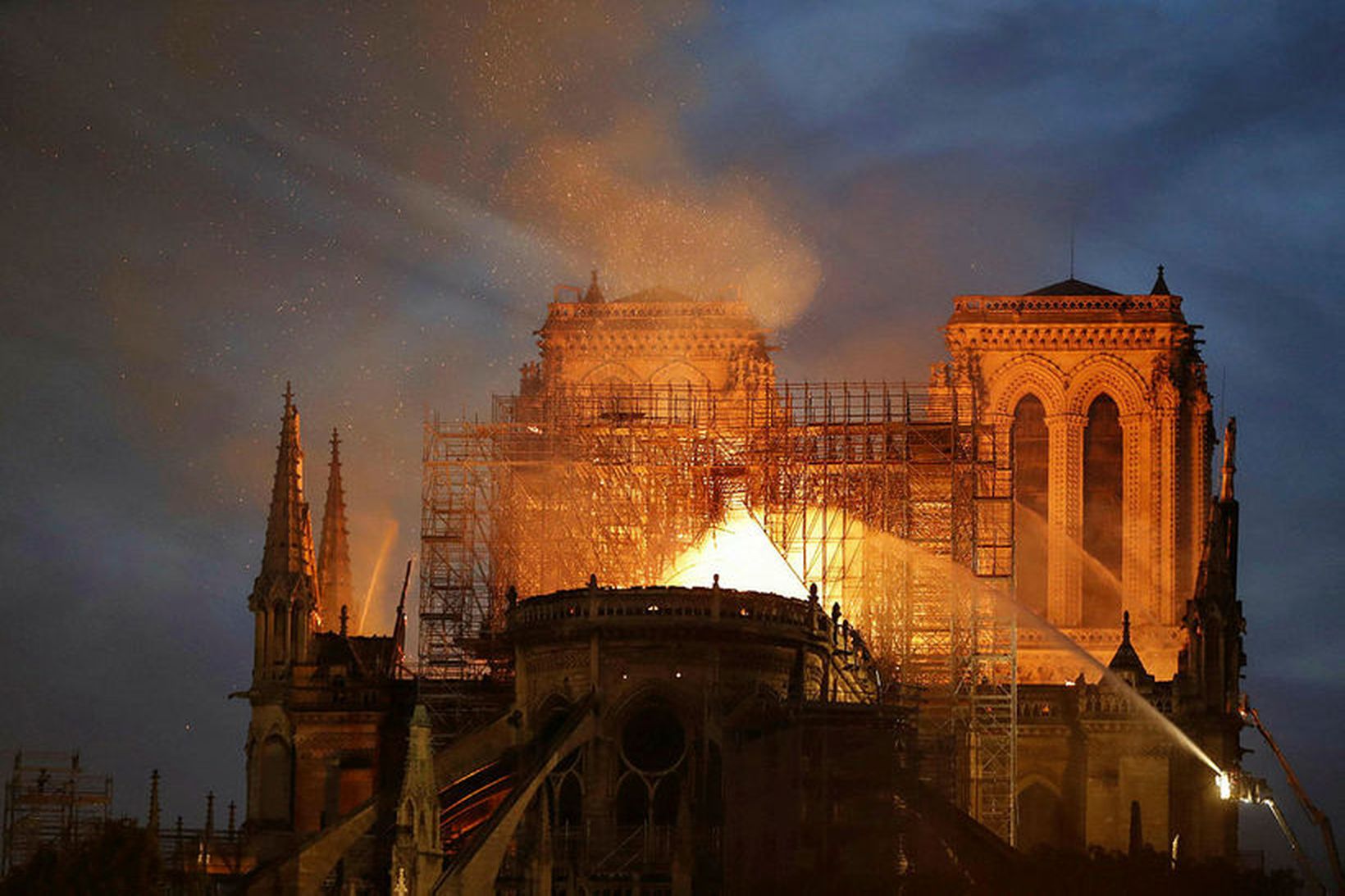 Fram kemur í Le Monde að Notre Dame hafi ekki …