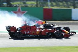 Max Verstappen (fjær) og Charles Leclerc skella saman í fyrstu beygjunni eftir ræsinguna í Suzuka.