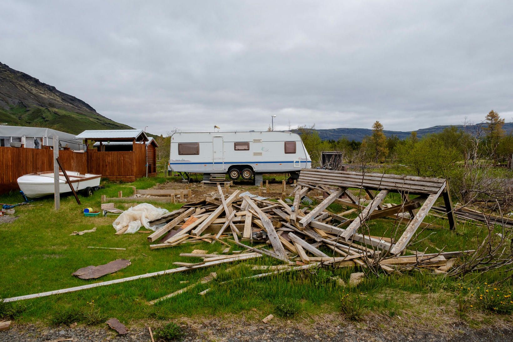 Timbur verður hreinsað af svæðinu næstu helgi, en mikið magn …