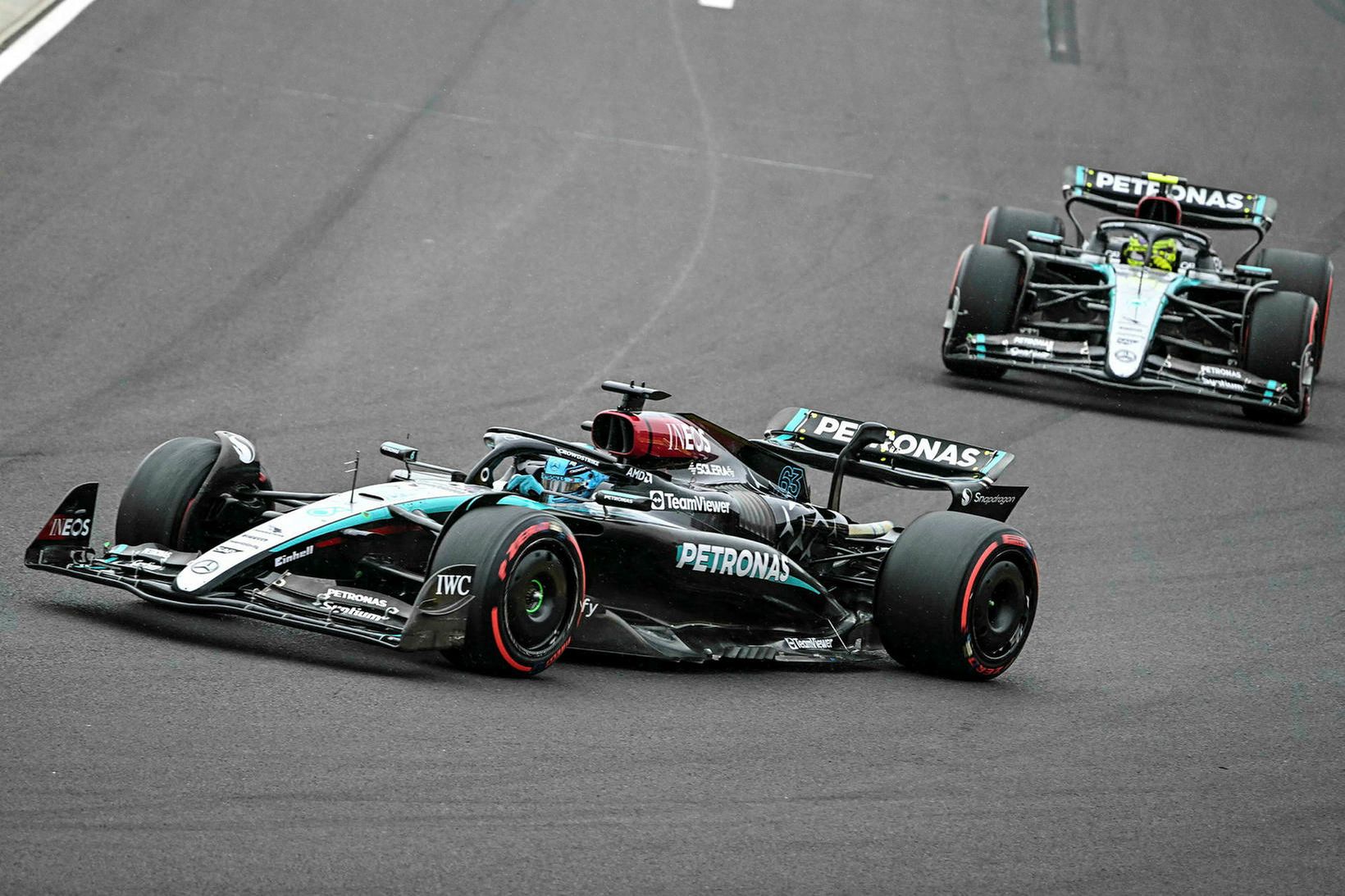 George Russell og Lewis Hamilton, ökumenn Mercedes.