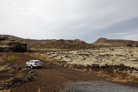 Stúlkan fannst við Krýsuvíkurveg á milli Vallahverfis í Hafnarfirði og Vigdísarvallavegar.