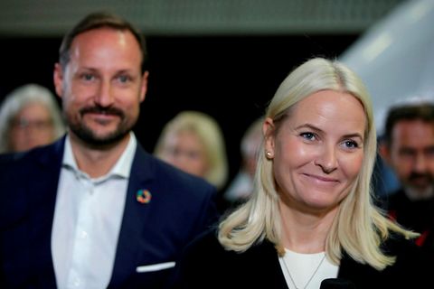 Hákon krónprins Noregs og Mette-Marit krónprinsessa. Sonur Mette-Maritar var handtekinn nýlega.