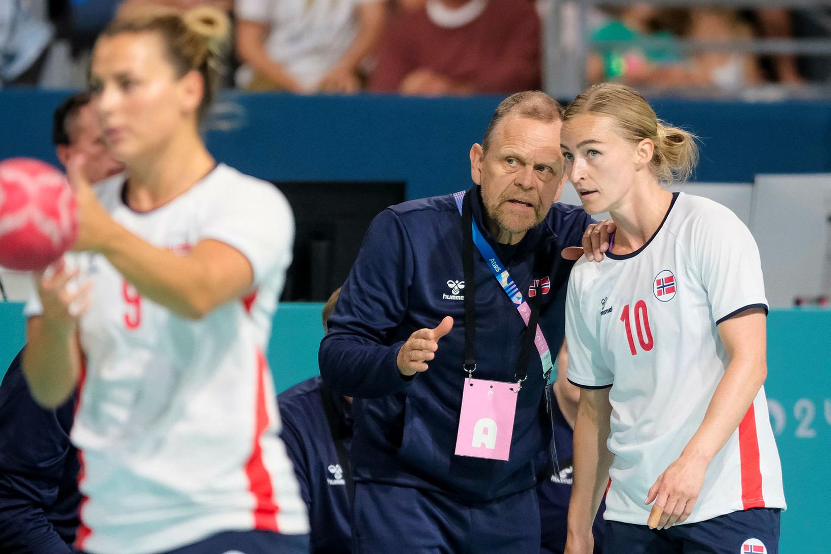 Þórir Hergeirsson og Stine Bredal Oftedal ræða málin.