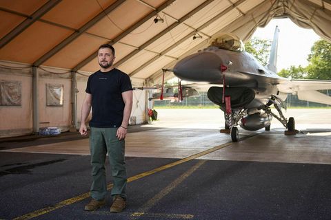 Volodimír Selenskí Úkraínuforseti sést hér standa við danska herþotu af gerðinni F-16 í flugskýli í …