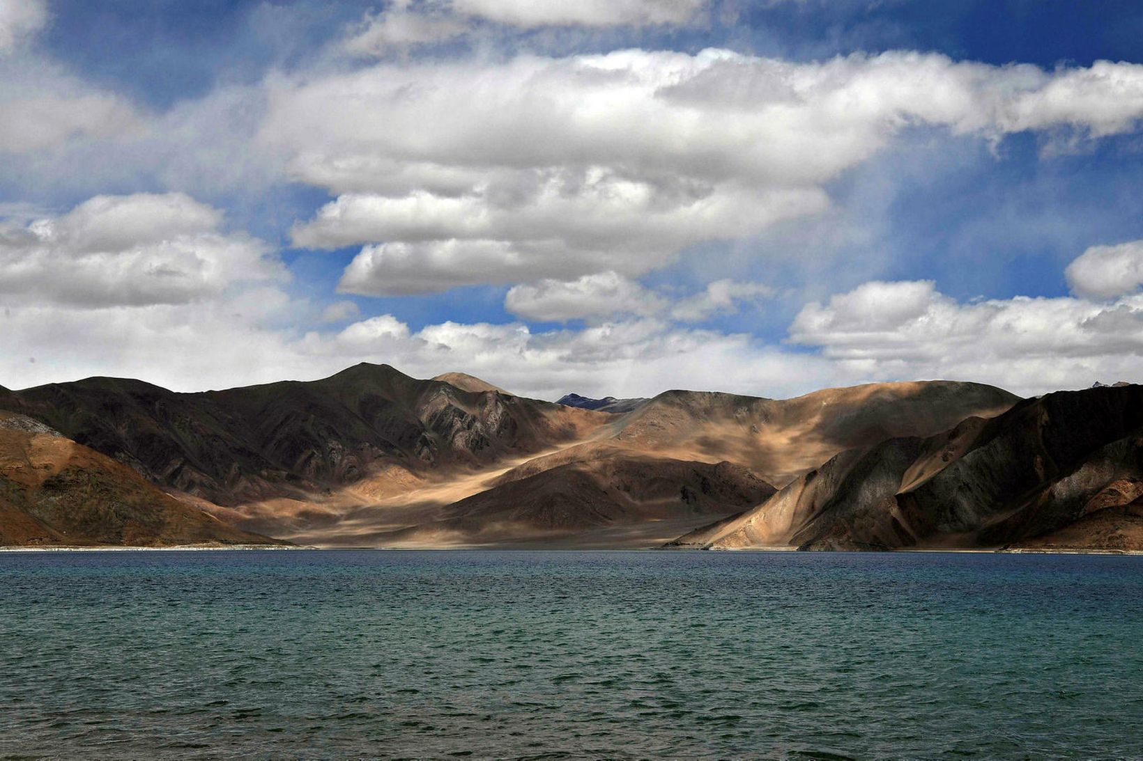 Pangong-vatn í Ladakh-héraði, sem bæði Indverjar og Kínverjar segjast eiga. …