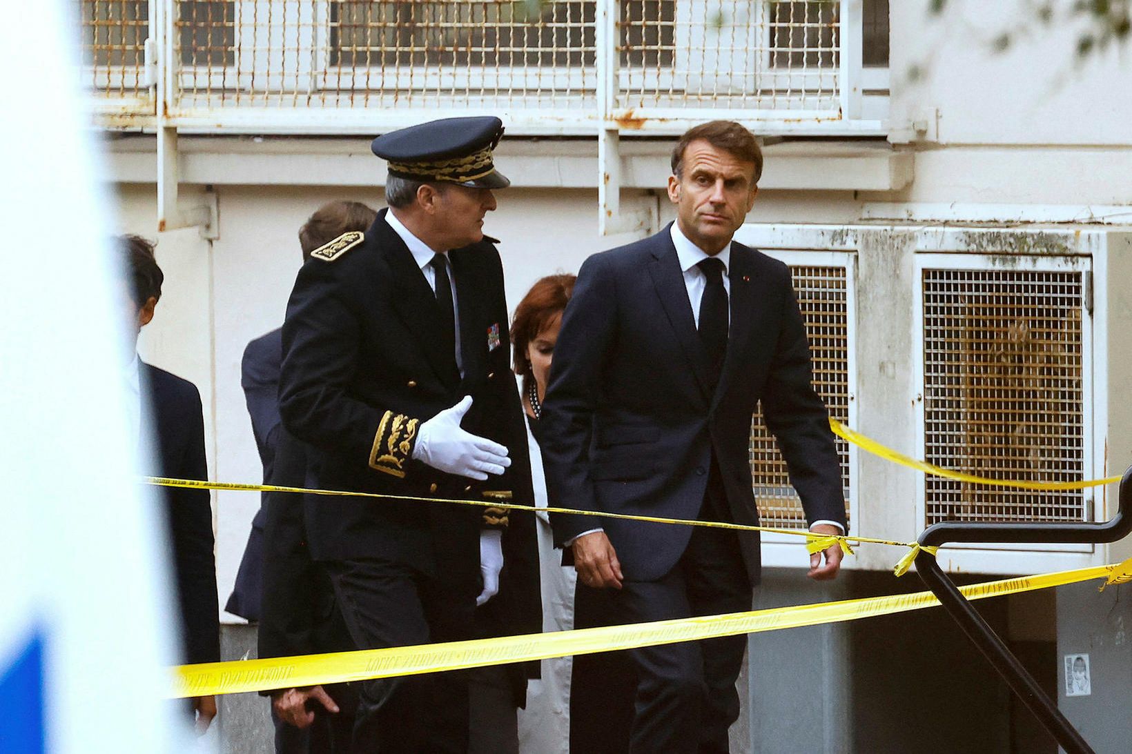 Emmanuel Macron Frakklandsforseti á vettvangi árásarinnar í morgun.
