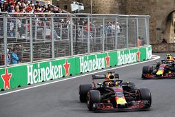 Verstappen og Ricciardo í návígi í kappakstrinum í Bakú í dag.