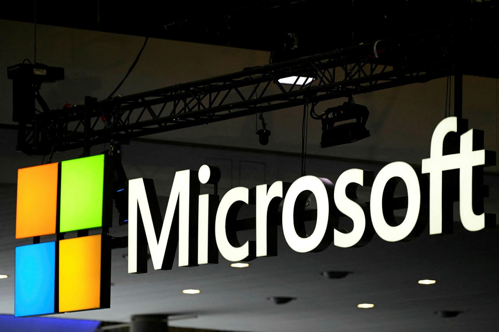 Merki Microsoft yfir sýningarbás á tæknisýningu á Spáni. Í gegnum …