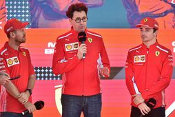 Liðsstjórinn Mattia Binotto með ökumönnum Ferrari, Sebastian Vettel (t.v.) og Charles Leclerc (t.h.)