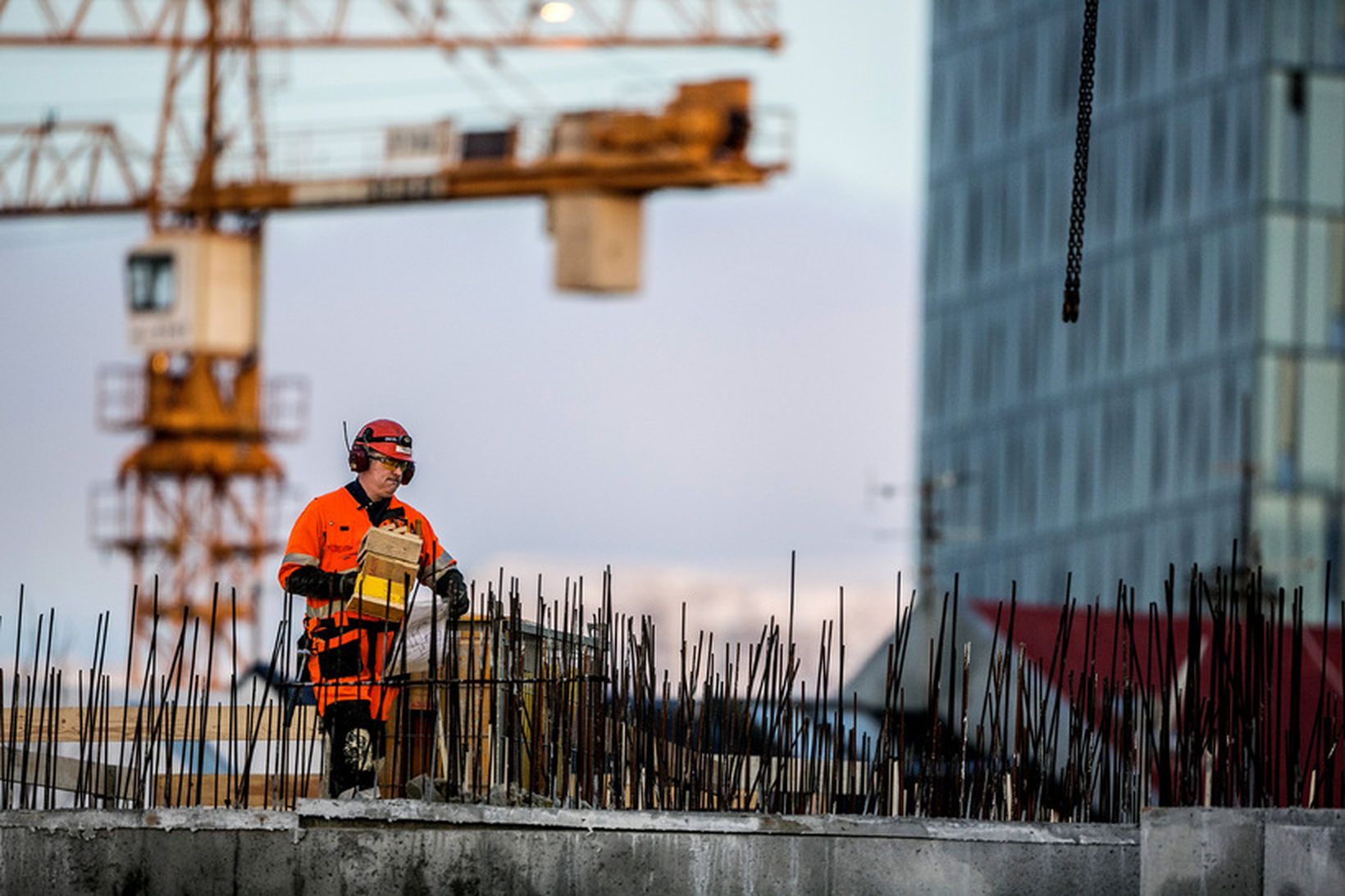 Hagfræðideild Landsbankans spáir því að verðbólga haldist óbreytt og verði …