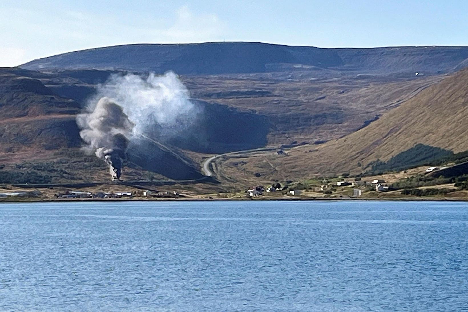 Afar litlu munaði að rútan hefði farið að loga í …